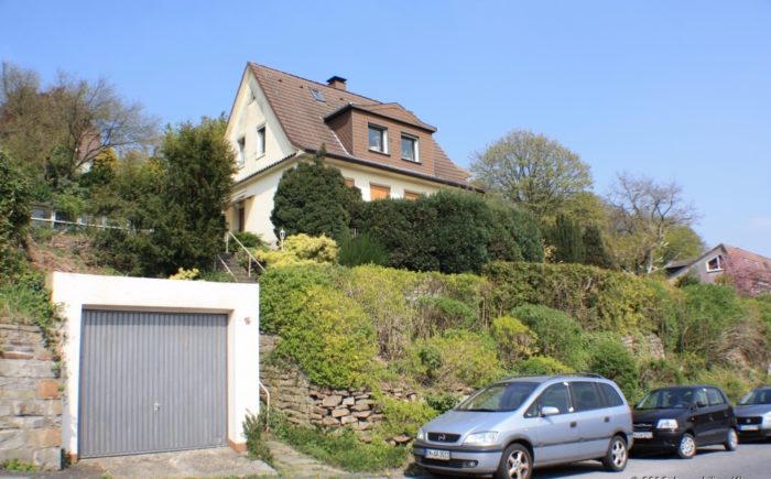 Blick von der Strasse auf die Frontfassade