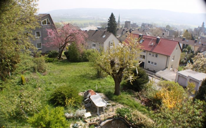 Blick auf den Garten und das optionale Bauland